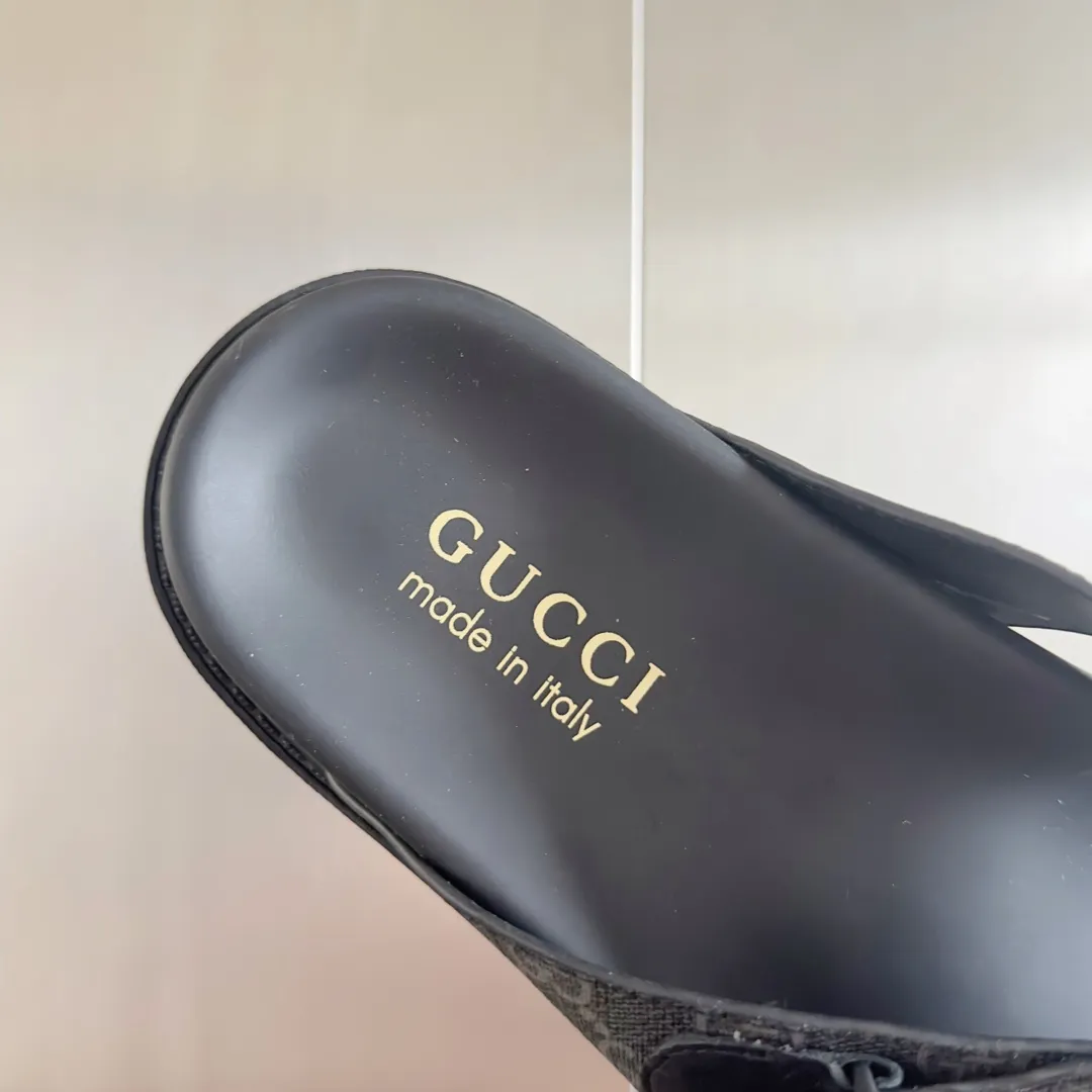 [G Home] Men's Men's Shoes💰: 300💰Size: 38-45 🆕2024Gucci Gucci Summer New Style Double G Presbyopia Flip-flops Cross Sandals Thick Sole Slippers Beach Shoes Original Purchase and Development Production G family's 2024 new summer dark horse items, fashion bloggers at home and abroad have put on the show, and it has become popular on social platforms at home and abroad. Fashionistas must pay for it, and they spend a lot of money to create ingenious craftsmanship and accurately restore every detail. Exquisite packaging at the delivery counter🛍📦 ▪️ Fabric: Original imported double G presbyopic leather ▪️ Lining: Original imported leather ▪️ Sole: Original open molded T men's shoes 💰U outsole ▪️ Bottom thickness: 3CM